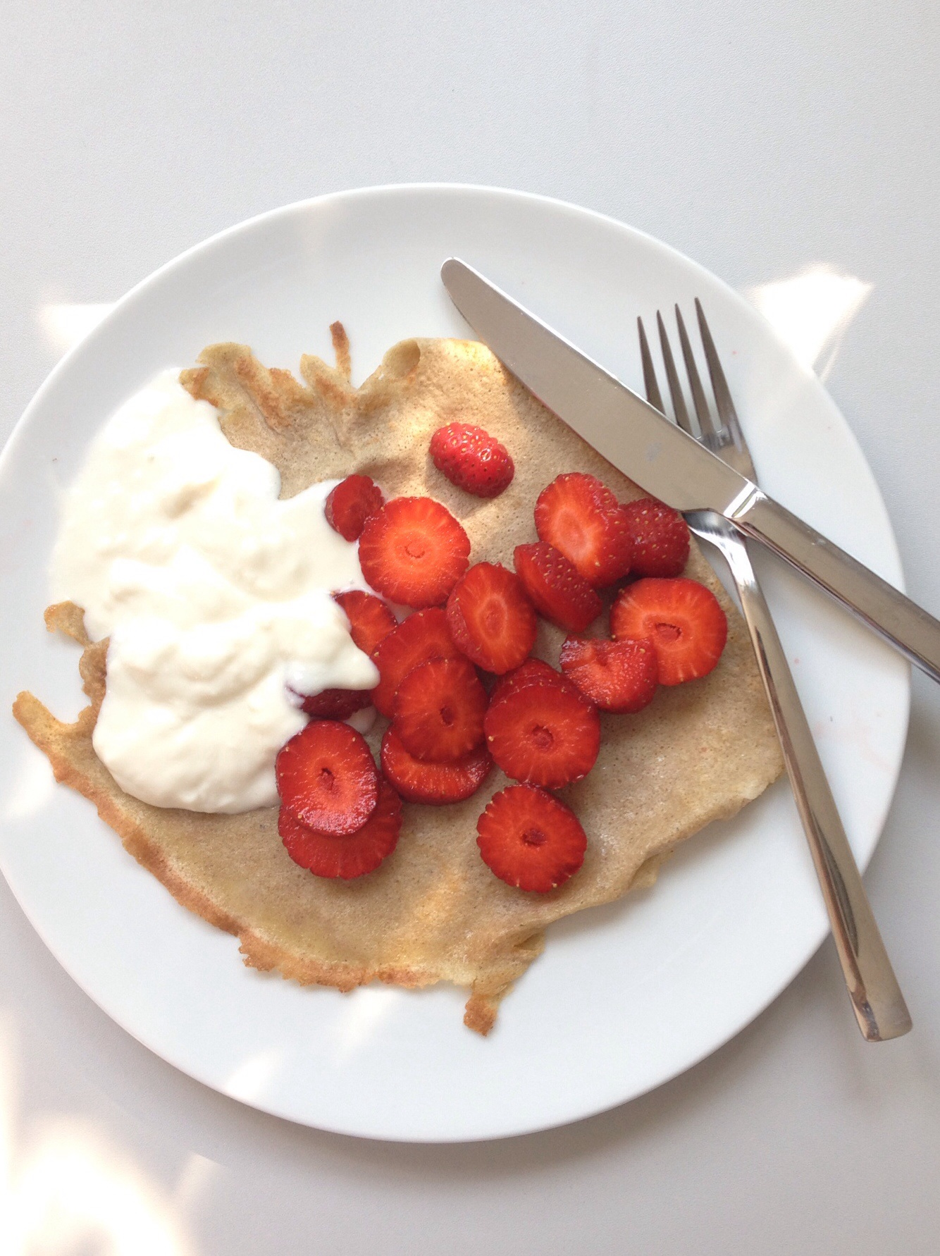 Buchweizen Pancakes mit Sojajoghurt und Erdbeeren