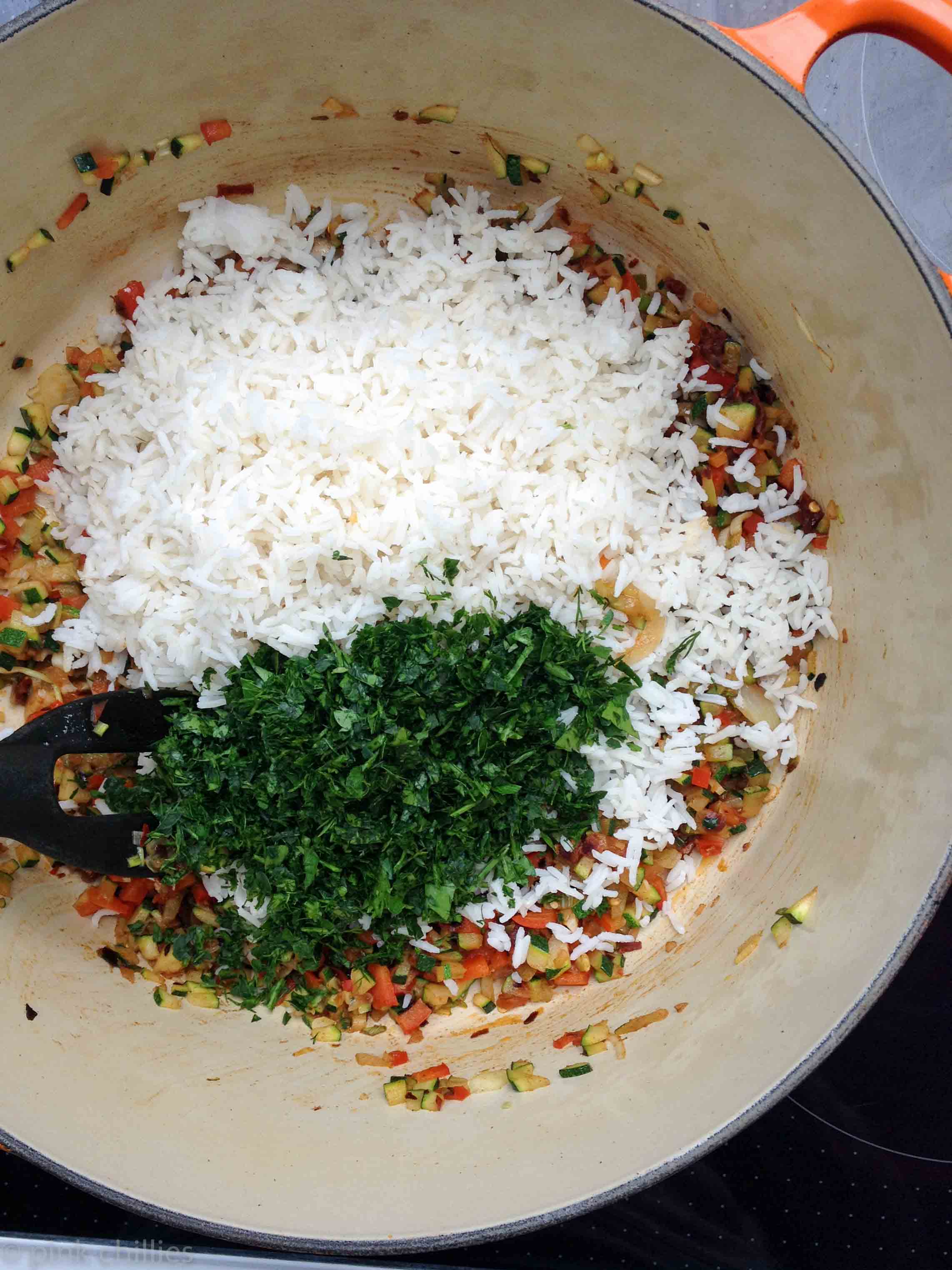 Reis mit Gemüse und frischen Kräutern