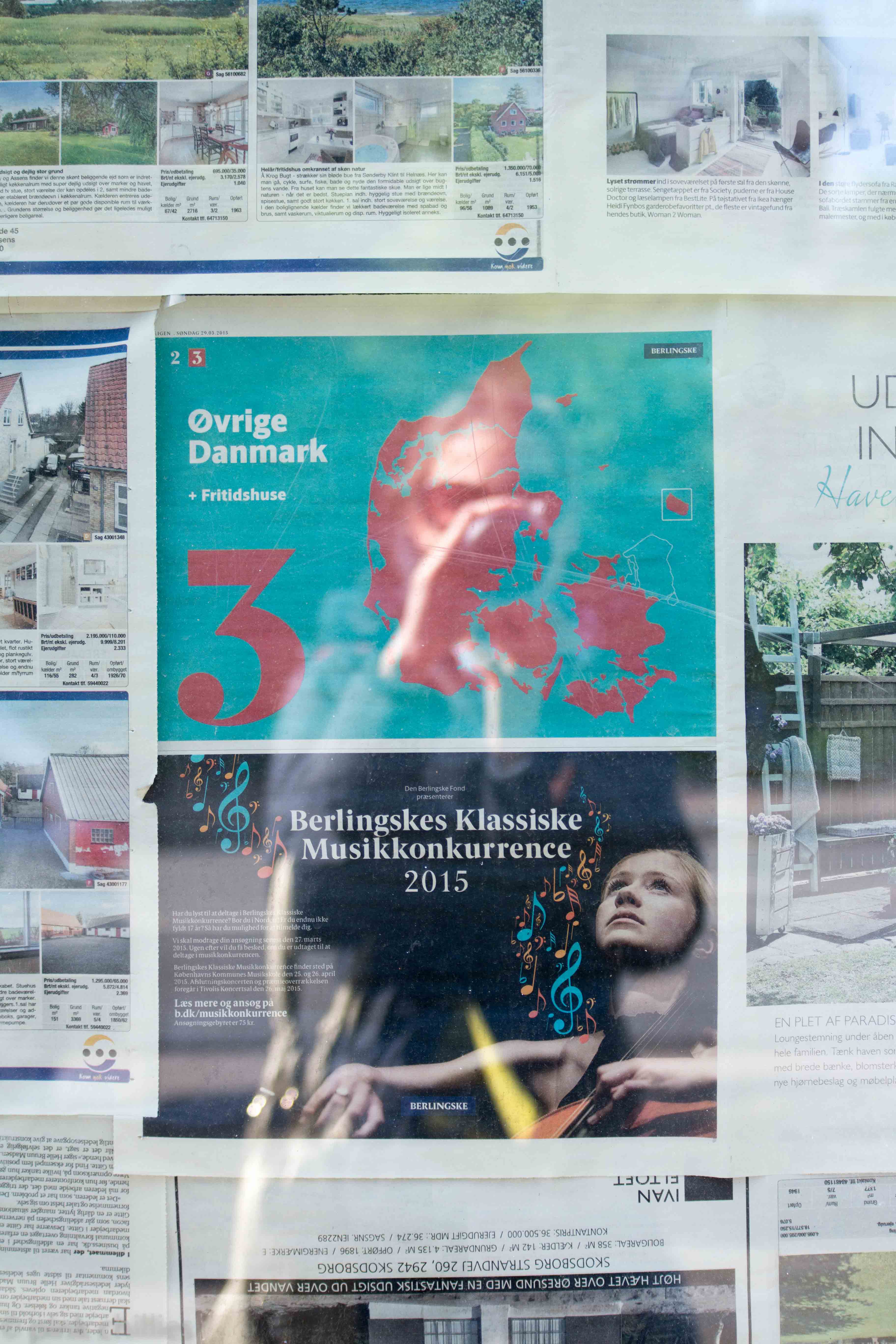 dänische Zeitung an der Fensterscheibe