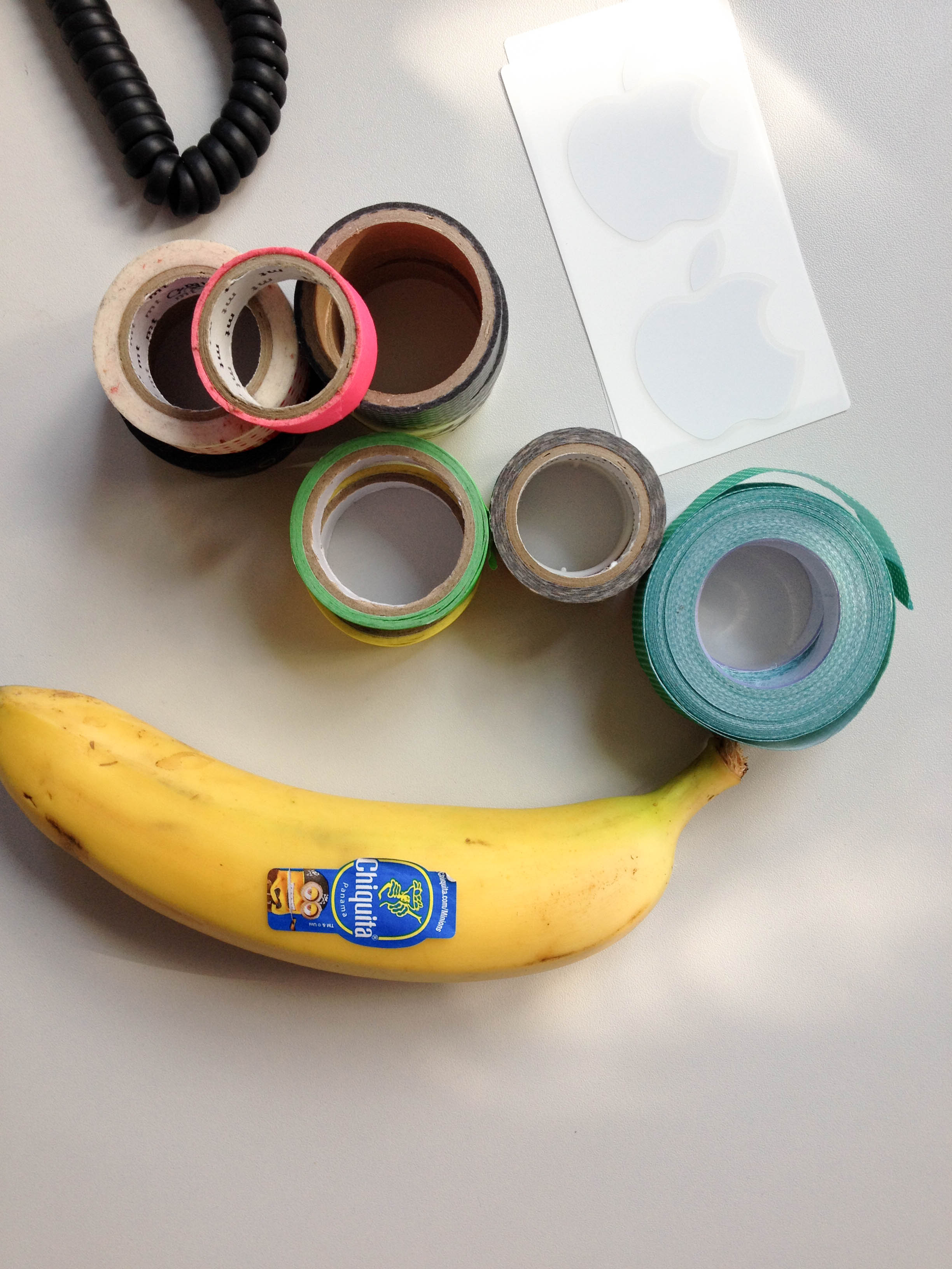 Schreibtisch mit Banane und Washi Tape