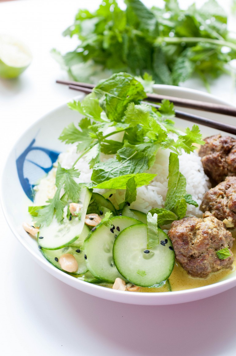 Vietnamesische Hackbällchen in Curry – pink chillies