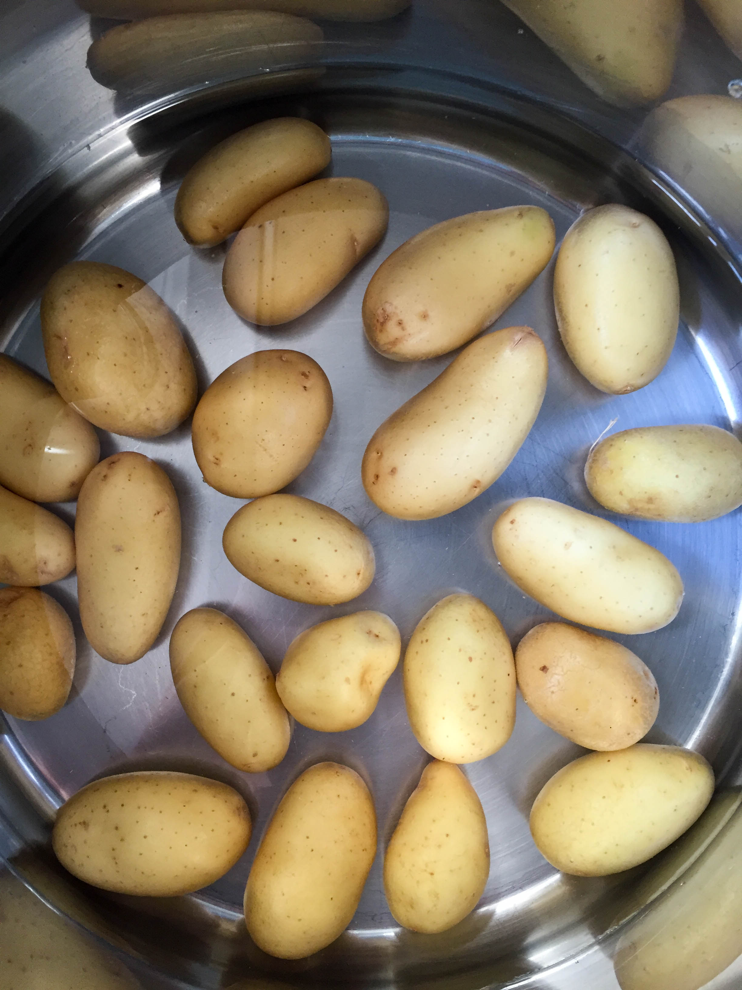 Kartoffeln in Kochtopf 