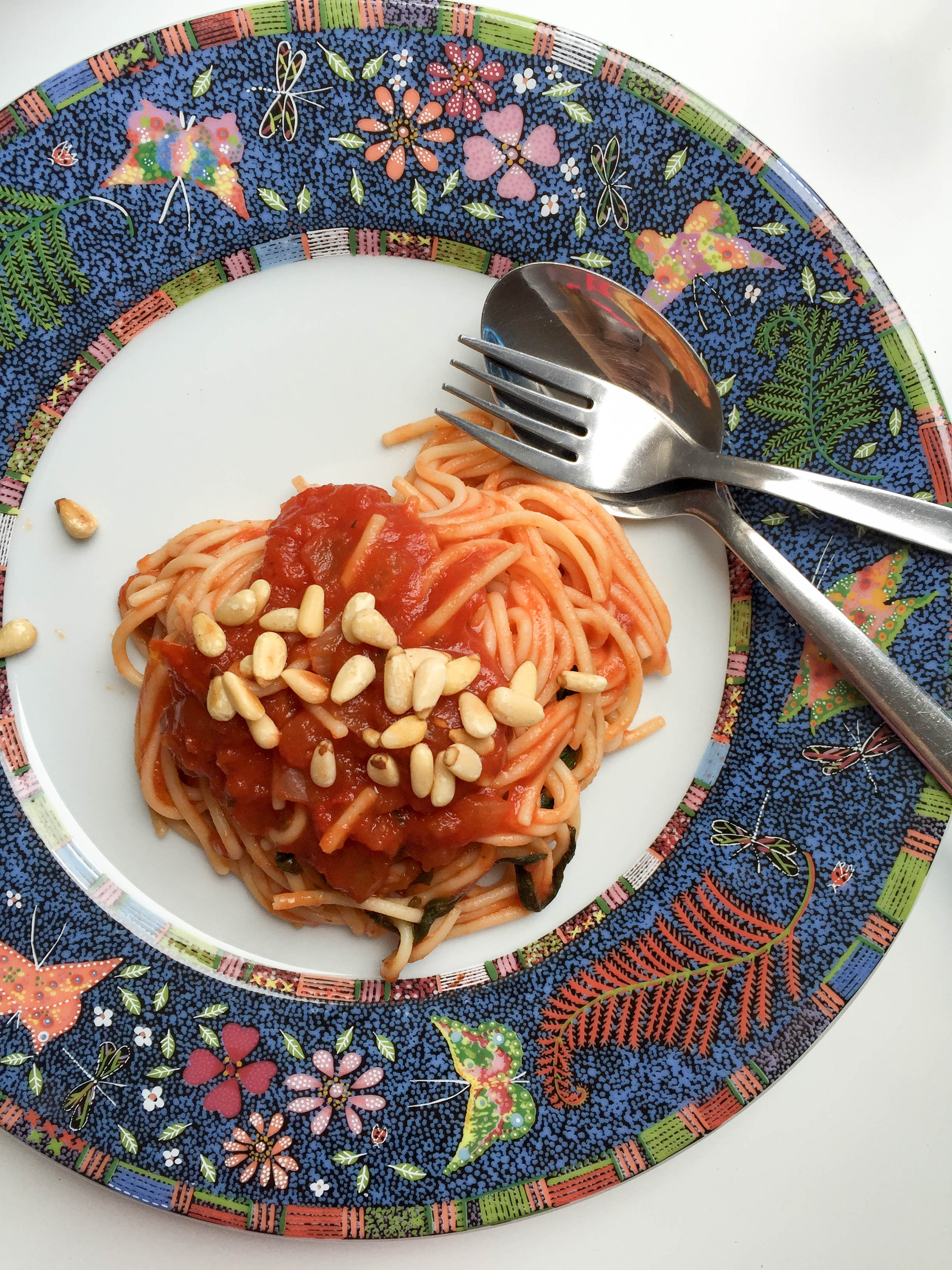 Pasta mit Tomatensoße und Pinienkernen 