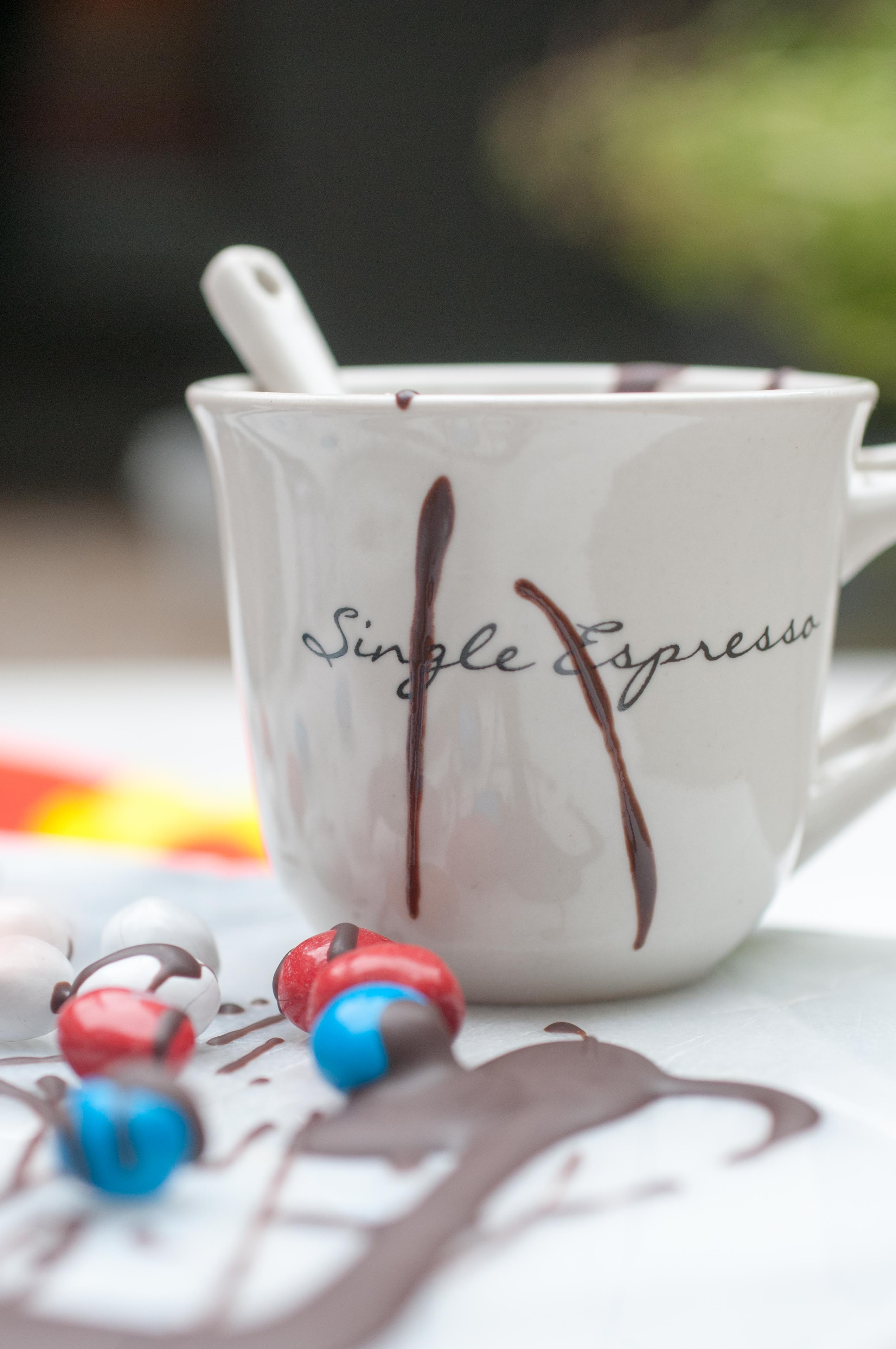 Espressotasse mit Schokolade