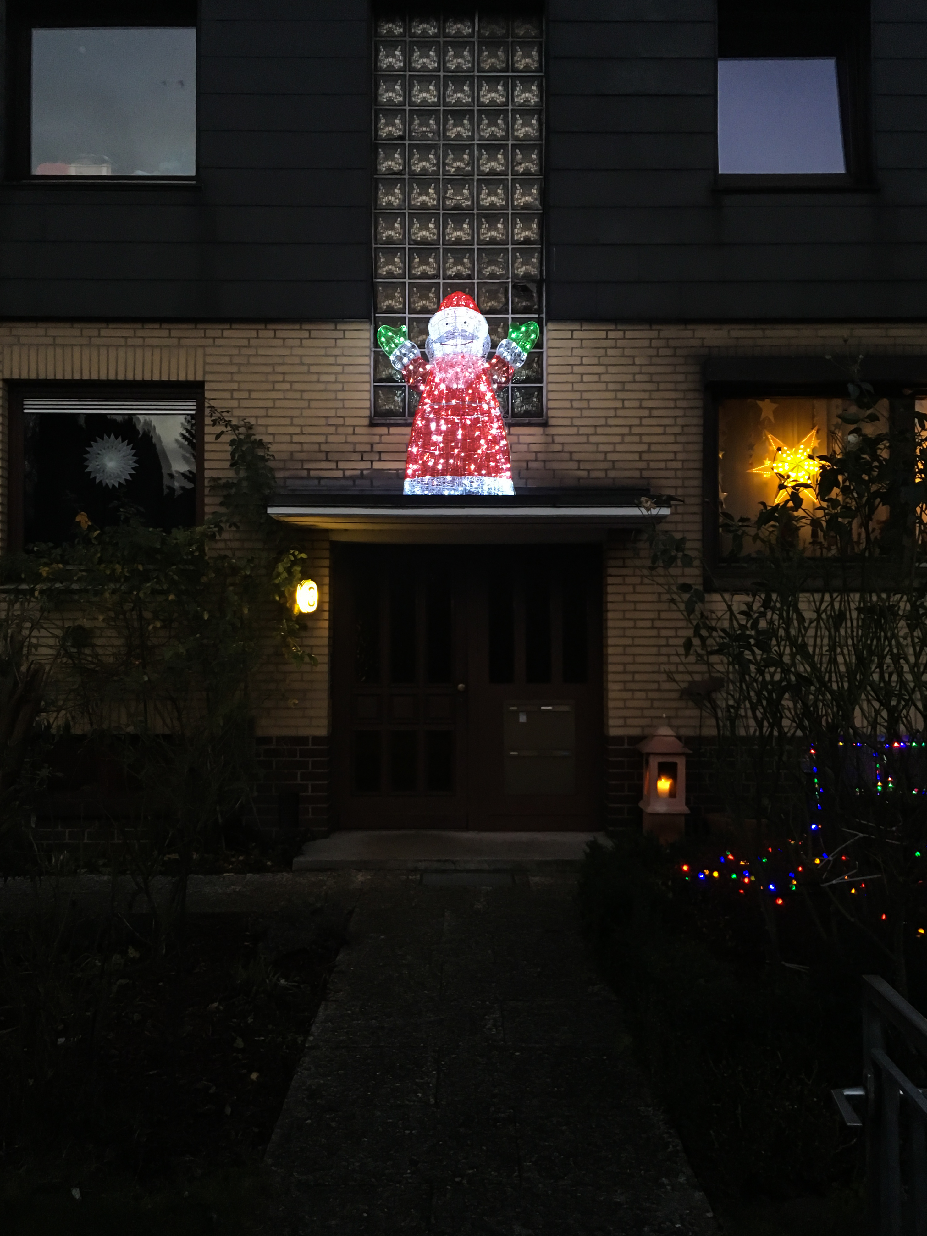 beleuchteter Weihnachtsmann auf Hauseingang