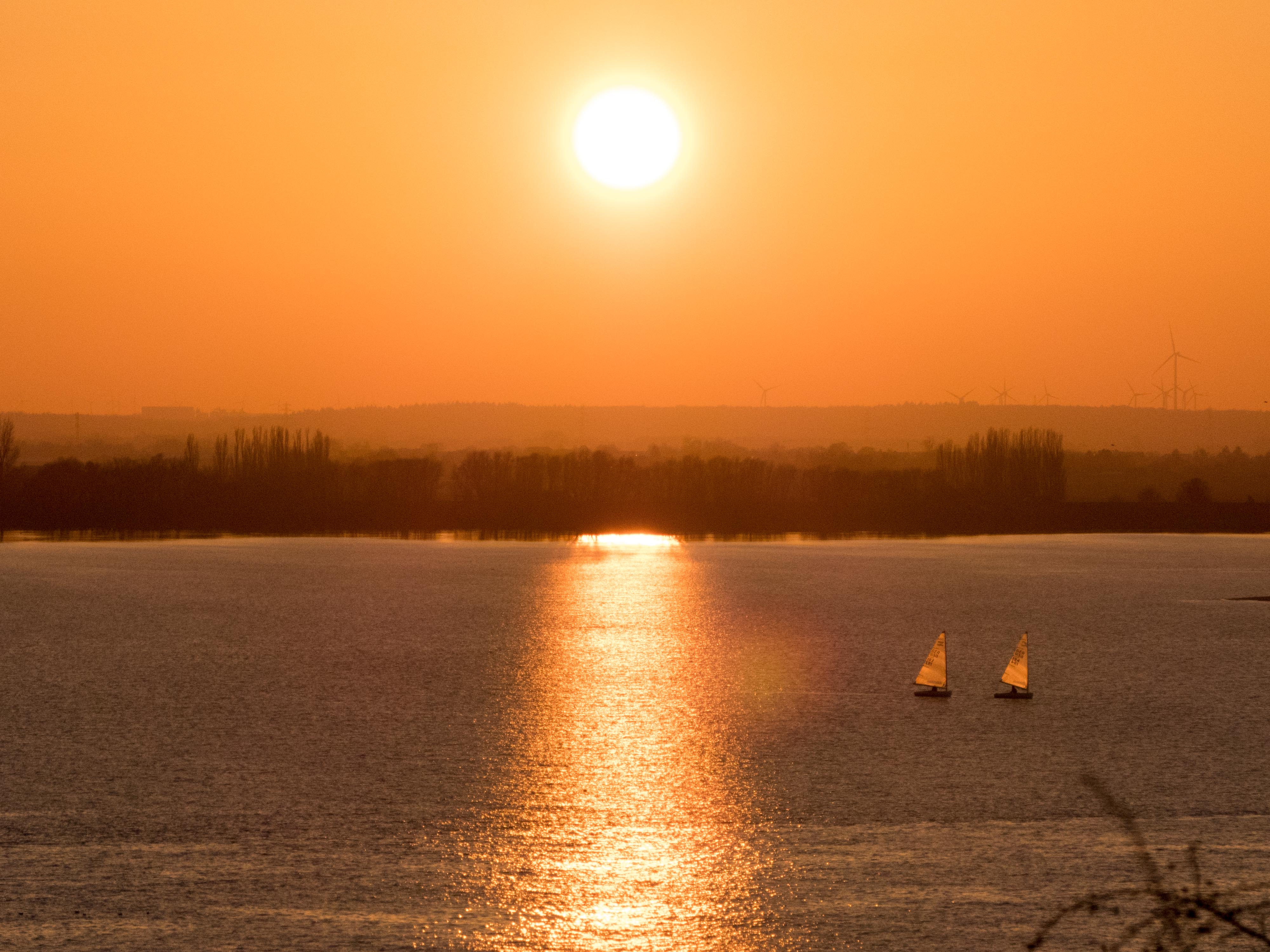 Sonnenuntergang Elbe mit zwei Segelbooten