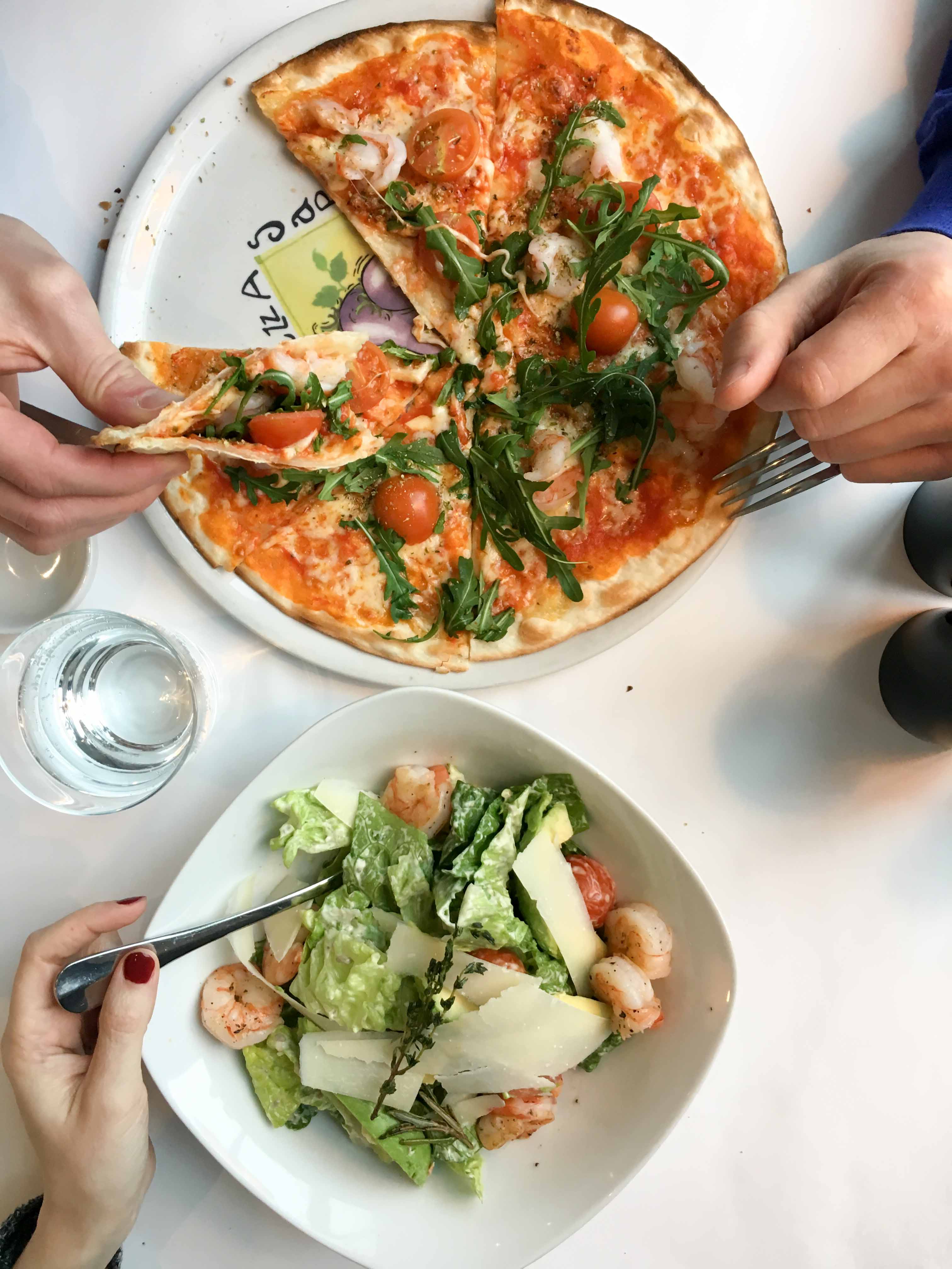 Pizza und Salat