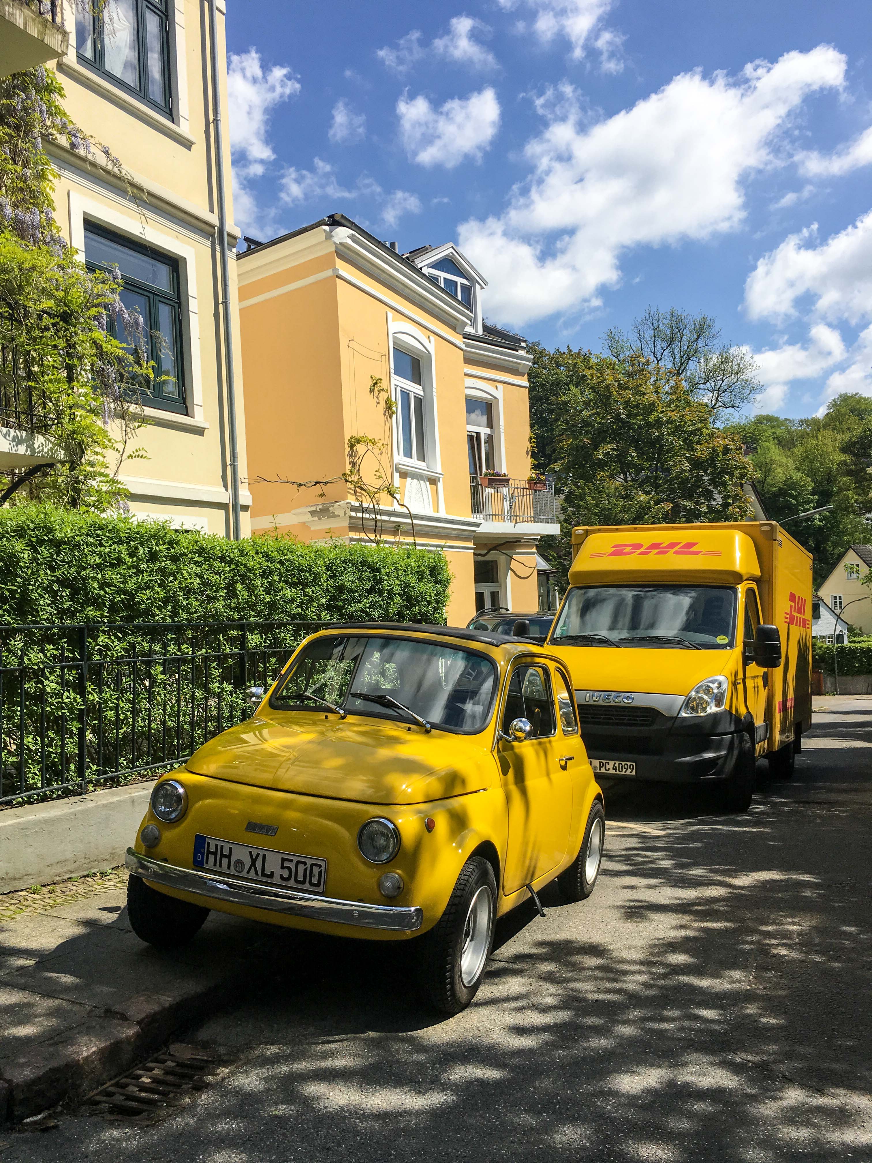Fiat 500 und Postauto gelb