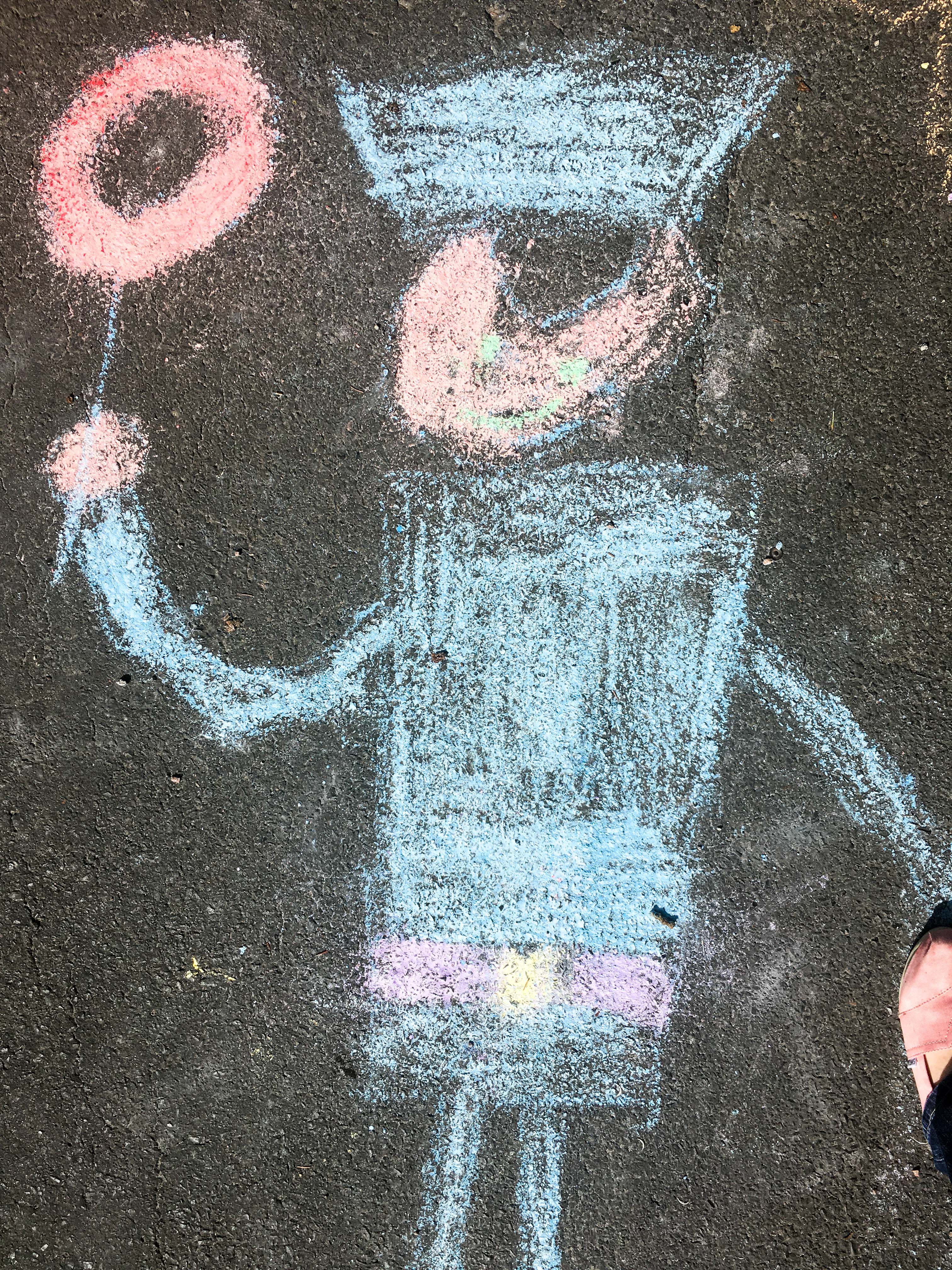 Kinderbild auf Straße mit Kreide