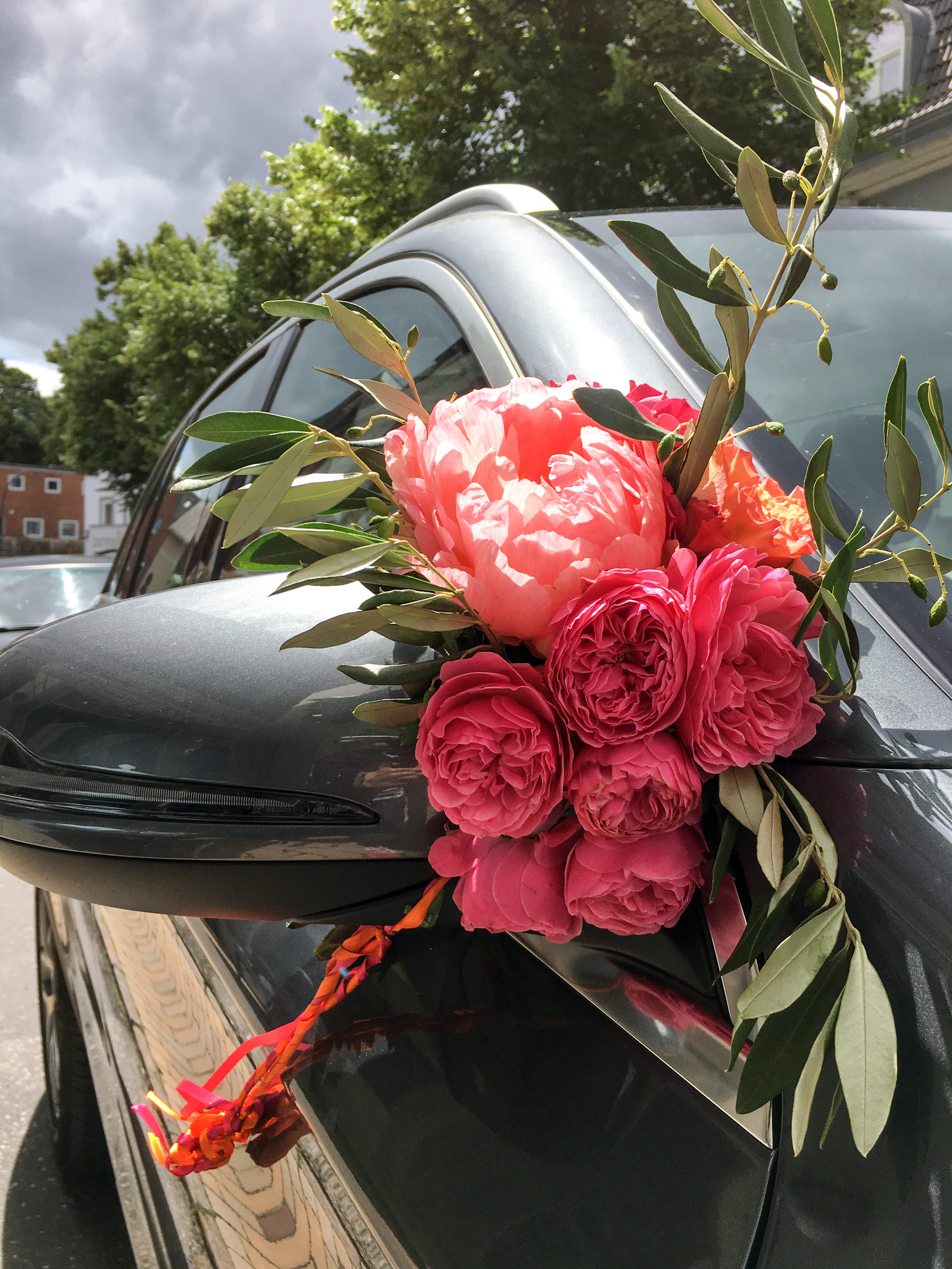Blumen an Auto
